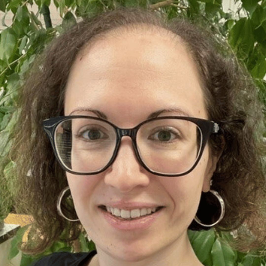 „Ich habe jahrelang alles kontrolliert: was ich esse, wie viel ich wiege, wann ich Sport mache. Aber innerlich war ich leer. Der Test hat mir gezeigt, dass ich nicht mehr kämpfen muss und dass mein Körper nicht mein Feind ist. Ich habe angefangen, mir zuzuhören. Und obwohl ich losgelassen habe, habe ich 50 Kilo verloren. Nicht durch Verzicht, sondern durch Verbindung.“