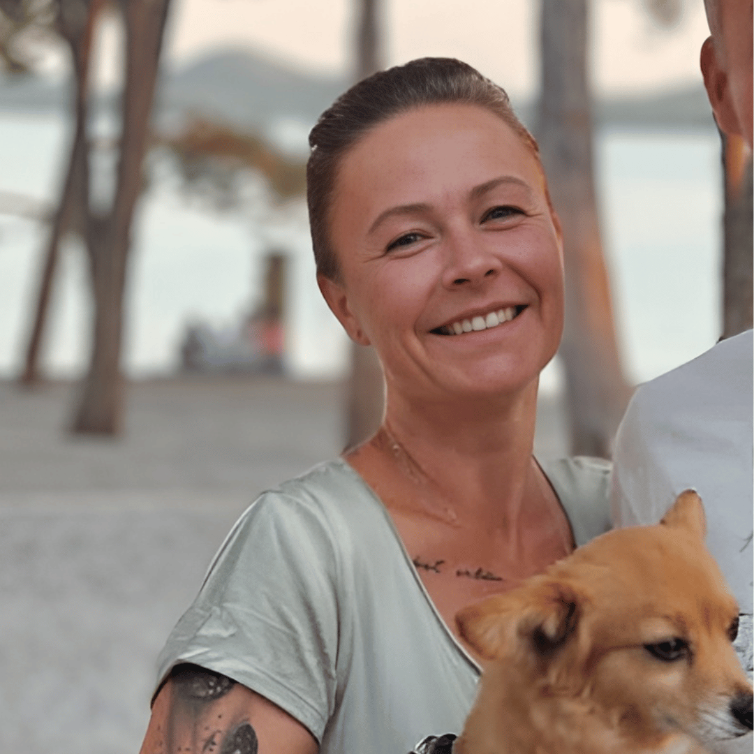 „Essen war für mich wie ein unsichtbarer Schatten: immer da, immer belastend. Sogar schöne Tage wie Geburtstage oder Weihnachten waren davon überschattet. Der Test war mein Wendepunkt. Ich habe verstanden, warum es so schwer war loszulassen und bekam gleichzeitig so konkrete, liebevolle Impulse, dass ich sofort spürte: Es darf leicht werden. Und es wird leichter.“